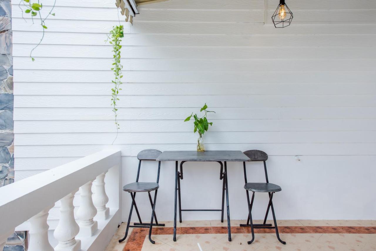 White Beach House Hua Hin 20 Second To The Beach Exterior foto